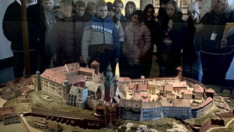 Piątoklasiści odkrywają tajemnice Wawelu…