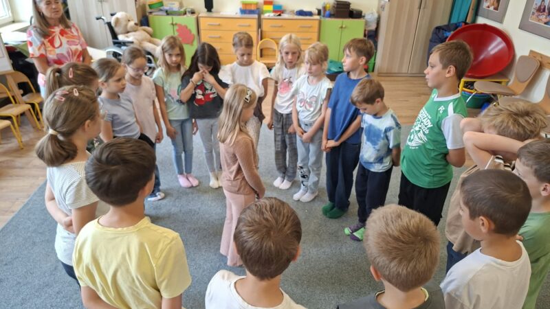„Blisko, coraz bliżej” – sensoryczna lekcja empatii klasy 3b